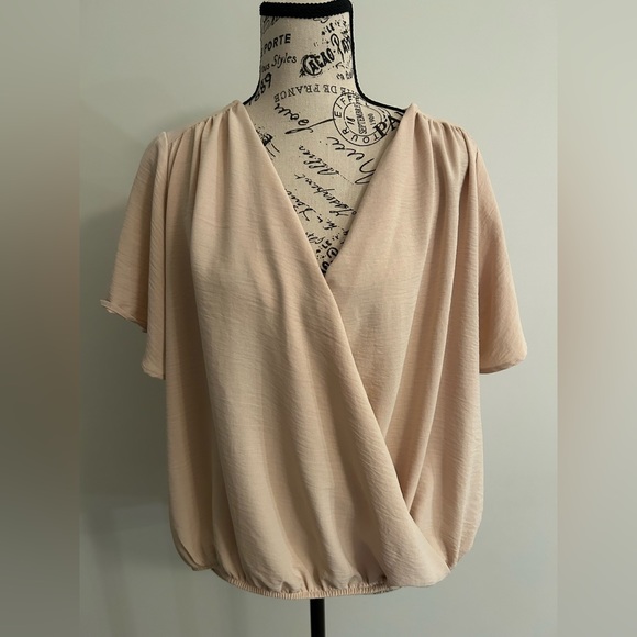 🚨GILLI Short Sleeve Surplice Blouse in Oatmeal colour - size L - Picture 2 of 6